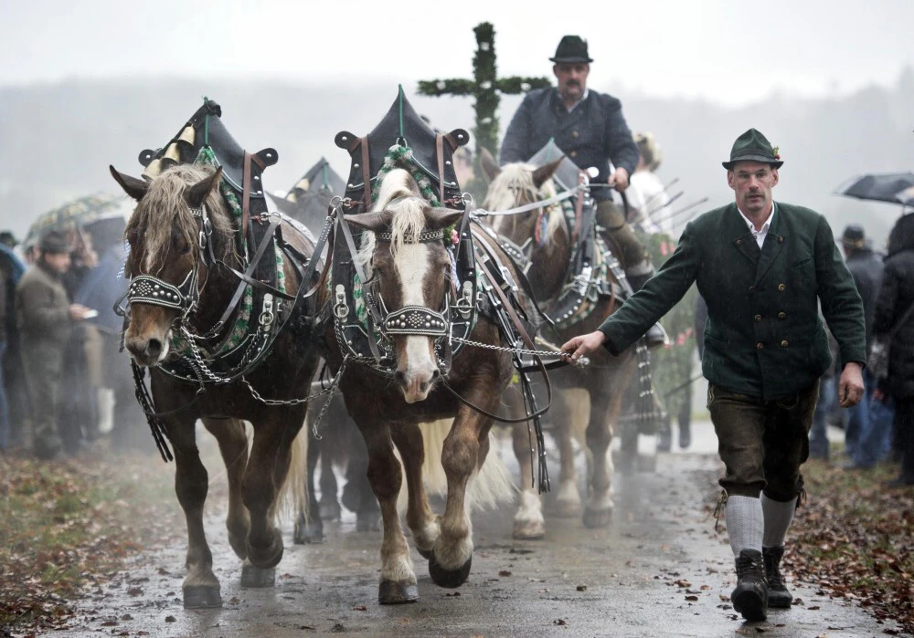 — © In Trachten und mit Pferdegespannen wird der Heilige Leonhard geehrt. Foto: V. Bonn-Meuser/Archiv