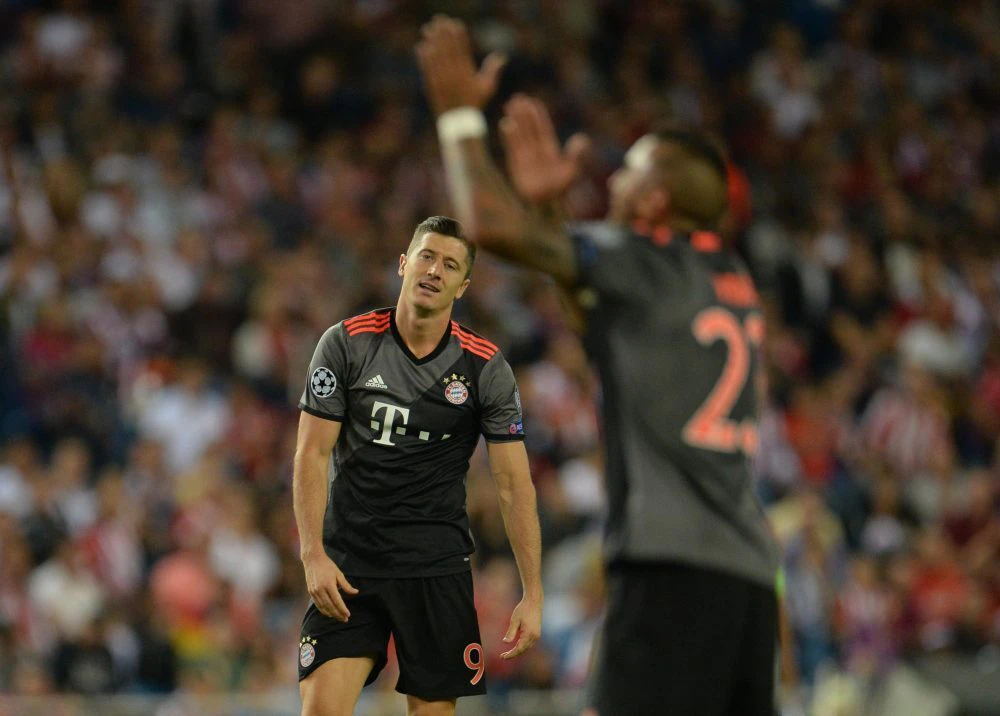 Atlético — © Glücklos in Madrid: Robert Lewandowski (links) und Arturo Vidal. Foto: Andreas Gebert