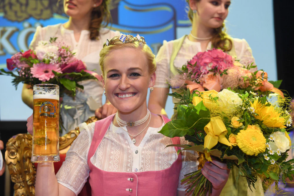 Bierkönigin — © Die neue Bierkönigin Veronika Ettstaller sitzt nach ihrer Wahl zur 10. Bayerischen Bierkönigin auf ihrem Thron. Foto: Felix Hörhager
