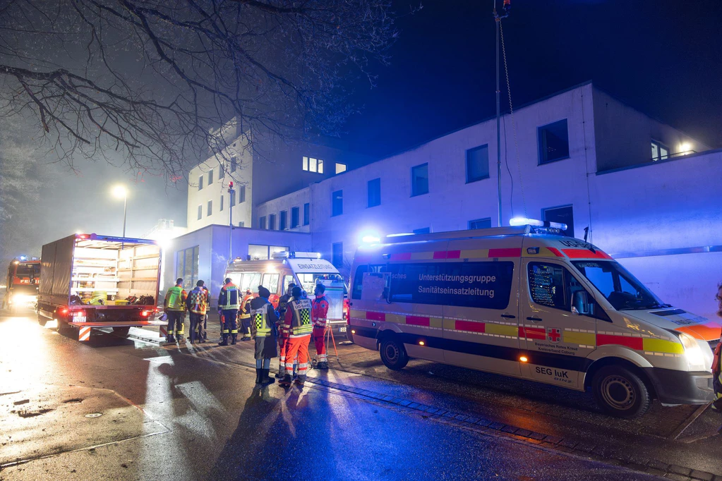Nach dem Brand in einem Krankenhaus in Neustadt bei Coburg mussten 28 Patienten verlegt werden. — © Steffen Ittig/NEWS5/dpa