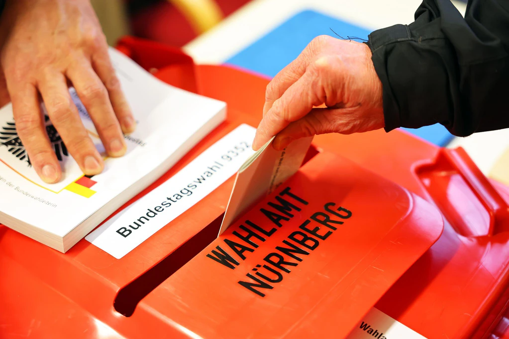 Zumindest in bayerischen Großstädten könnte die Wahlbeteiligung höher liegen, als bei der Bundestagswahl 2021. — © Daniel Karmann/dpa