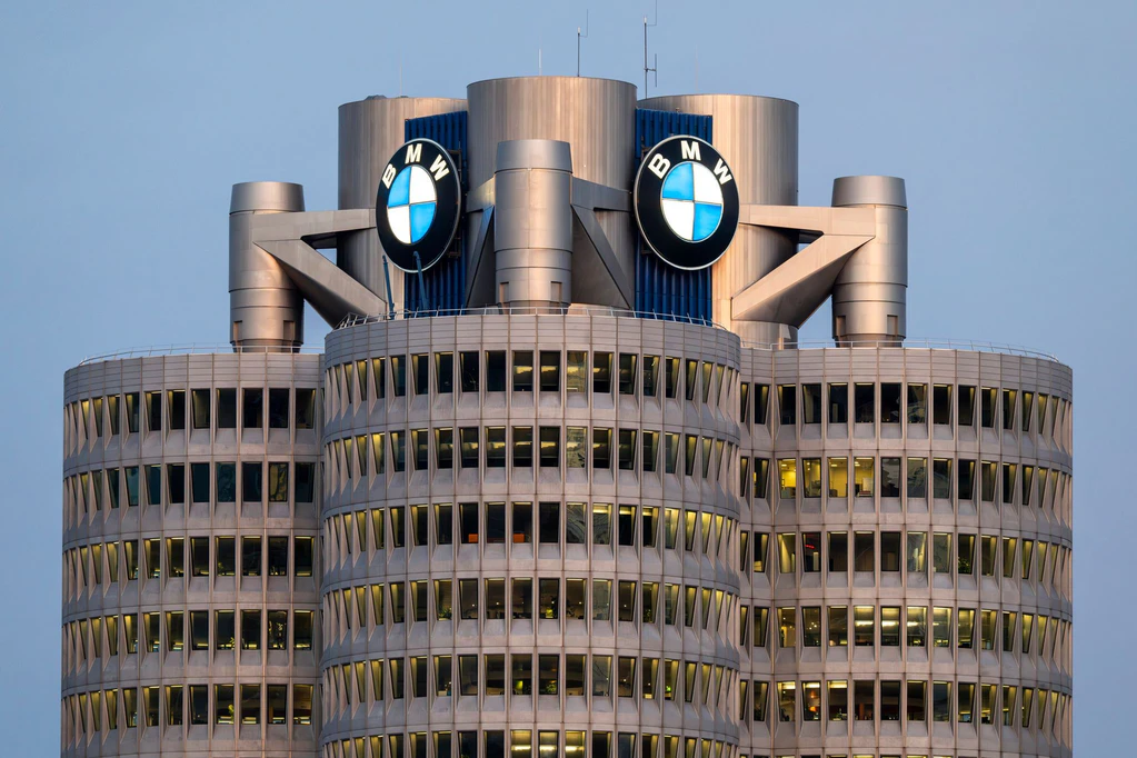 Auch BMW hat einen Gewinneinbruch erlitten. — © Peter Kneffel/dpa