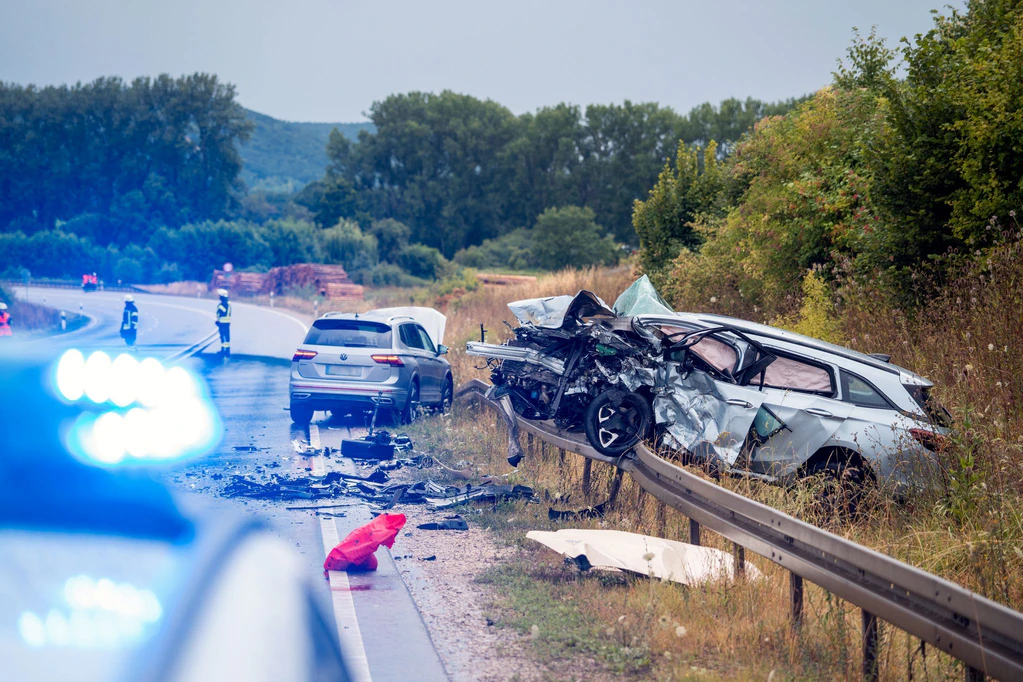 Der Taxifahrer wurde schwer verletzt in eine Klinik geflogen. (Symbolbild) — © Lars Haubner/NEWS5/dpa