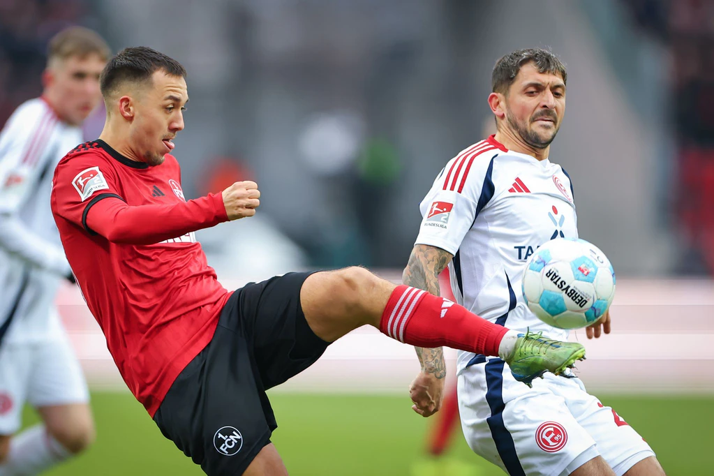 Brillant am Ball, glücklos vom Elfmeterpunkt: Nürnbergs Spielmacher Julian Justvan. — © Daniel Karmann/dpa