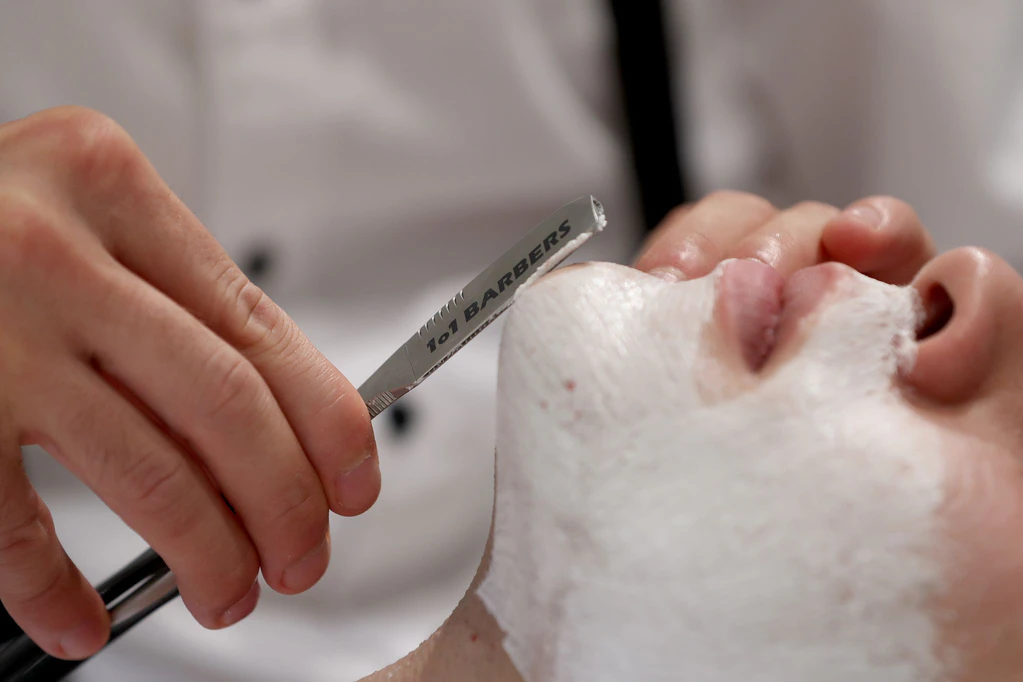 Profis für Bärte: Barber (Archivbild). — © Daniel Karmann/dpa