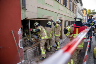 In Bamberg ist ein Auto in eine Hauswand gefahren. — © Pia Bayer/dpa