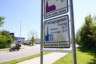 Das Hinweisschild wurde mehrfach beschmiert. (Archivbild) — © Lukas Barth-Tuttas/dpa