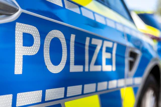 Erst mit der Hilfe eines Passanten kann die Polizei den Fahrer des E-Scooters stellen. (Symbolbild) — © David Inderlied/dpa