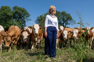 Antje Haberl, Wirtin der Ochsenbraterei und Inhaberin der Haberl Gastronomie, besucht regelmäßig "Ihre" Ochsen — © Peter Kneffel/dpa