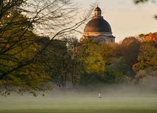 In Bayern steht ein Mix aus Sonne und Nebel bevor. (Symbolbild) — © Malin Wunderlich/dpa