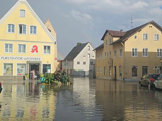 In Greding stand der Marktplatz unter Wasser. (Handout) — © -/Feuerwehr Greding/dpa