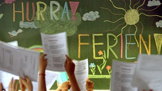 Sommerferien, Zeugnis, Einser-Schüler — © Bild: Karl-Josef Hildenbrand/Archiv