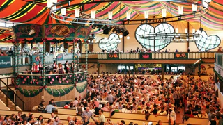 Marstall Wiesnfestzelt — © Bild: München Tourismus Tommy Loesch