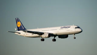— © Fast alle Flugzeuge der Lufthansa starten und landen wieder pünktlich. Foto: Daniel Reinhardt