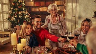 Weihnachten Familie essen Weihnachtsessen — © Bild: bernardbodo / iStock