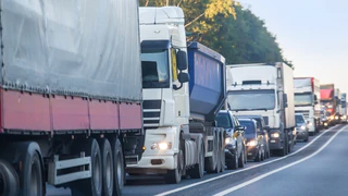 lkw straße stau — © Apriori1 / iStock