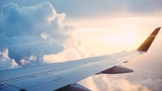 Flug, Flugzeug, Himmel, Reisen, Urlaub — © Photo by Ross Parmly on Unsplash