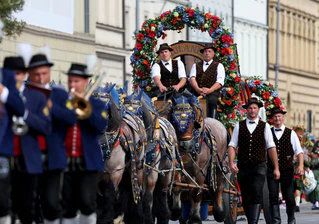 Brauereigespanne sind auf dem Weg zur Wiesn. — © Karl-Josef Hildenbrand/dpa