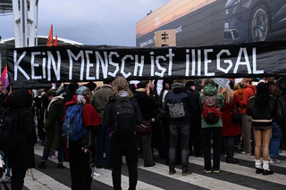 Über 700 Menschen demonstrieren am Münchner Flughafen. — © Felix Hörhager/dpa