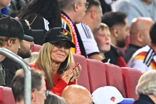 Familiäre Unterstützung für den neuen Bundestrainer: Ehefrau Ulla Klopp und sein Sohn Marc Klopp saßen beim ersten Heimspiel gegen Griechenland in Augsburg auf der Tribüne. — © Tom Weller/dpa