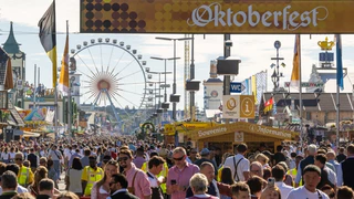 Die Wiesn 2023 lockte ein Millionen an — © Peter Kneffel/dpa