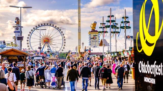 Oktoberfest Wiesn — © Bildnachweis: FooTToo / IStock