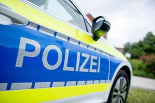 Die Polizei stellt die beiden Anscheinswaffen der Jugendlichen sicher. (Symbolbild) — © Hauke-Christian Dittrich/dpa