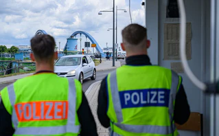Den Ermittlungsbehörden ist ein Schlag gegen Schleuser gelungen (Symbolbild). — © Patrick Pleul/dpa