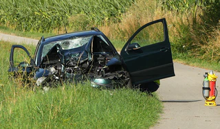 Nach dem Unfall stand das schwerbeschädigte Auto an der Unfallstelle. — © Felix Kirberg/dpa
