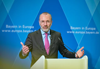 EVP-Chef Manfred Weber betont gerne seine Verbundenheit mit Bayern. Doch ausgerechnet aus seiner eigenen Partei CSU gibt es nun ungewohnt klare Kritik an der Arbeit des Vorsitzenden der EVP-Fraktion im Europäischen Parlament. (Archivbild) — © Malin Wunderlich/dpa