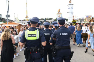 Die Polizei nahm den 45-Jährigen vorläufig fest und stellte sein Mobiltelefon sicher. (Symbolbild) — © Felix Hörhager/dpa