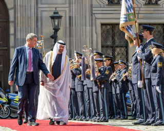 Im September war Präsident Scheich Mohamed bin Zayed Al Nahyan in München zu Besuch - nun macht Markus Söder den Gegenbesuch in Abu Dhabi. (Archivbild) — © Peter Kneffel/dpa