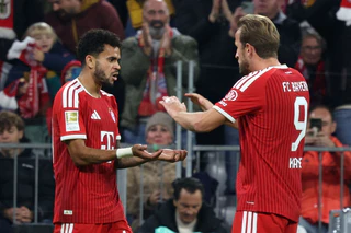 Luis Díaz (l) wurde für viele Tore beglückwünscht. — © Karl-Josef Hildenbrand/dpa