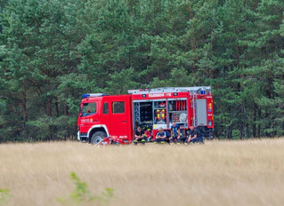 Bayerische Kommunen haben sich bei der Erneuerung der Flotte für ihre Feuerwehren zu einer Sammelbestellung zusammengetan (Archivbild).  — © Jens Büttner/dpa