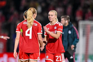 Bayern-Kapitänin Viggosdottir und Stürmerin Harder nach dem 2:2 gegen Real. — © Harry Langer/dpa