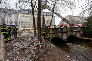 Ein Kran baut die Rampe ab. — © Peter Kneffel/dpa
