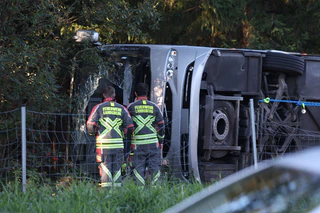 Ein Reisebus ist bei Buchloe im Allgäu von der A96 abgekommen. — © Karl-Josef Hildenbrand/dpa