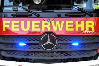 Bei einem Brand in der Tiefgarage einer Tagesklinik in Berg im Landkreis Starnberg sind 13 Autos sowie das Gebäude teils schwer beschädigt worden. (Symbolbild) — © Uli Deck/dpa
