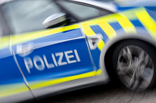 Die Polizei ermittelt wegen versuchter Körperverletzung. (Symbolbild) — © Hendrik Schmidt/dpa