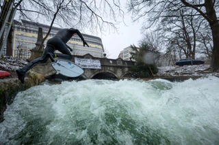 Ein Weihnachtswunder? Auf dem Eisbach wird wieder gesurft. — © Peter Kneffel/dpa