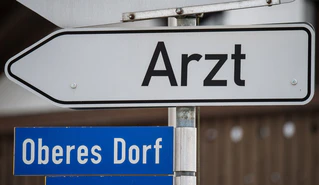 Künftige Landärzte haben auch ohne Einser-Abi Chancen auf einen Medizinstudienplatz. (Symbolbild) — © Armin Weigel/dpa
