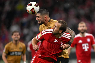 Harry Kane (vorne) in Aktion gegen Stuttgart. — © Sven Hoppe/dpa