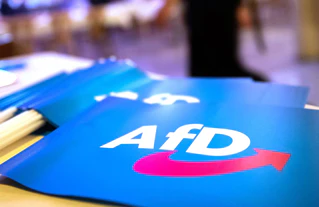 Der Vorfall ereignete sich an einem AfD-Stand in Rosenheim vor der bayerischen Kommunalwahl. (Symbolbild) — © Daniel Karmann/dpa