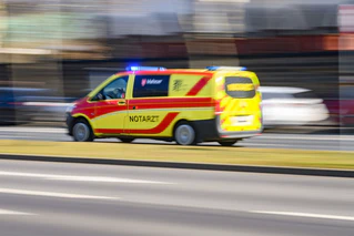 Der Pilot wurde nach der Bruchlandung ins Krankenhaus gebracht. (Symbolbild) — © Robert Michael/dpa