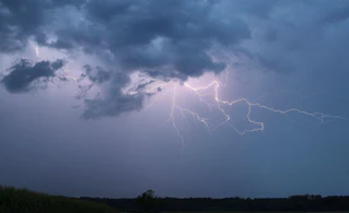 Regen und Gewitter: Diese Woche geht es nass weiter. (Archivbild) — © Alexander Wolf/onw-images/dpa