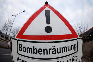 Wegen einer Bombenentschärfung wird am Dienstagabend auch vorübergehend die Bahnlinie zwischen Augsburg und Ulm gesperrt. (Symbolbild) — © Friso Gentsch/dpa