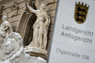 Den Angeklagten wird unter anderem versuchter Mord in Mittäterschaft vorgeworfen. (Symbolbild)  — © Sina Schuldt/dpa