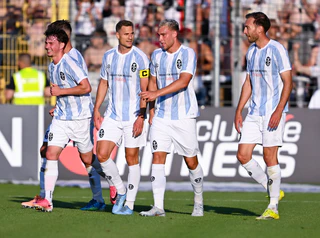 Die Spieler von 1860 München bejubeln das 2:0 gegen Augsburg II - zum Sieg reicht es nicht. — © Sven Hoppe/dpa