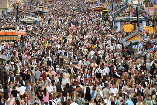 Am ersten Wiesn-Wochenende kamen mehr internationale Besucher aufs Oktoberfest. (Archivbild) — © Felix Hörhager/dpa