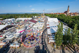 Mit dem Gäubodenfest in Straubing ist eines der beliebtesten und größten Volksfeste Bayerns gestartet.   — © Armin Weigel/dpa